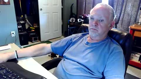 midwestdad09 online show from April 15, 2026, 7:58 pm