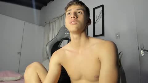 Snapshot of miguel_hz chatting on January 29, 2025, 9:39 pm Miguel Hernandez online show from January 29, 2025, 9:39 pm