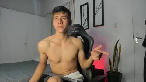 Snapshot of miguel_hz chatting on February 7, 2025, 12:42 am Miguel Hernandez online show from February 7, 2025, 12:42 am