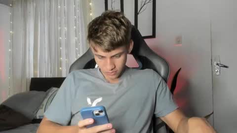 Snapshot of miguel_hz chatting on February 19, 2025, 6:32 pm Miguel Hernandez online show from February 19, 2025, 6:32 pm