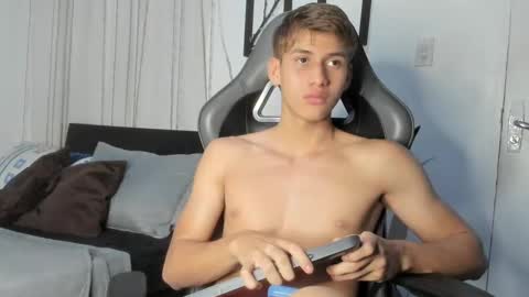 Snapshot of miguel_hz chatting on February 23, 2025, 1:02 am Miguel Hernandez online show from February 23, 2025, 1:02 am