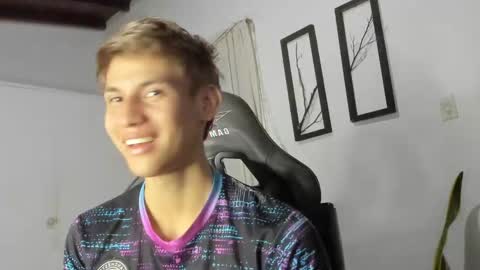 Snapshot of miguel_hz chatting on February 25, 2025, 12:14 am Miguel Hernandez online show from February 25, 2025, 12:14 am