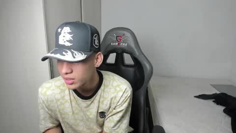 Snapshot of miguel_hz chatting on December 5, 2025, 12:30 am Miguel Hernandez online show from December 5, 2025, 12:30 am