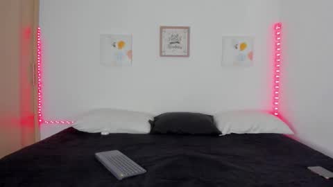 Mia Jones online show from December 19, 2025, 7:43 pm