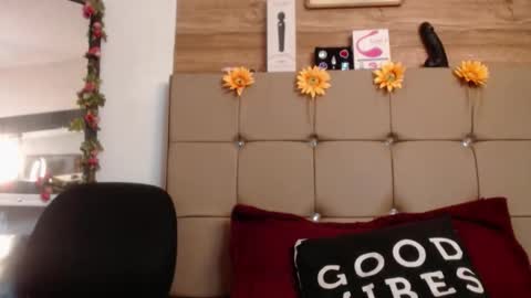 miia online show from November 12, 2025, 6:52 pm