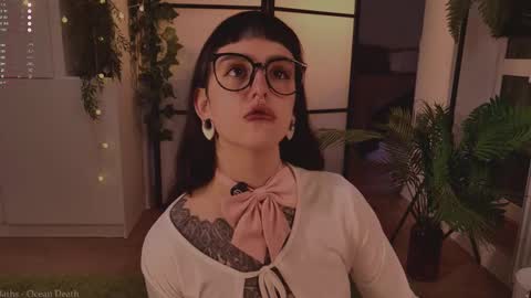 mika_moon_ online show from November 13, 2025, 4:39 pm