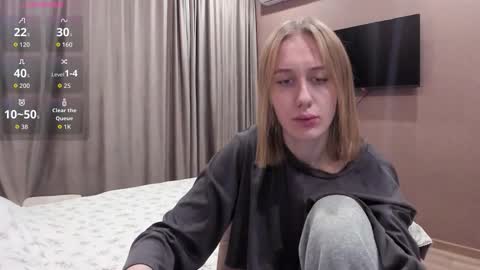 Snapshot of mika_ray chatting on November 7, 2025, 10:43 pm Mika online show from November 7, 2025, 10:43 pm