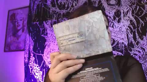 Snapshot of mikaskullcs chatting on December 21, 2025, 9:55 pm Mika online show from December 21, 2025, 9:55 pm