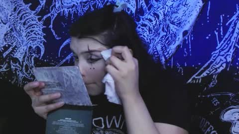 Snapshot of mikaskullcs chatting on February 18, 2026, 9:55 pm Mika online show from February 18, 2026, 9:55 pm