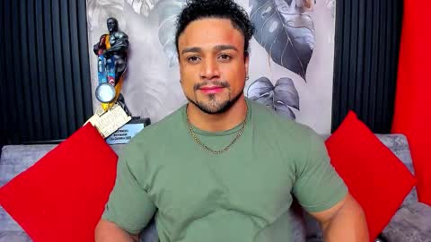 Snapshot of mike_estevess chatting on December 22, 2025, 9:28 am online show from December 22, 2025, 9:28 am