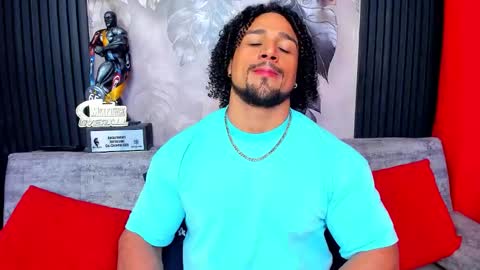 Snapshot of mike_estevess chatting on February 8, 2026, 5:33 am online show from February 8, 2026, 5:33 am