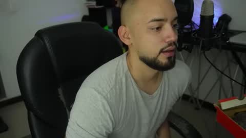 Snapshot of mikecrusoe chatting on November 1, 2025, 11:07 pm M i k e Crusoe online show from November 1, 2025, 11:07 pm