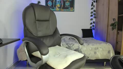 mikee_scooth online show from February 17, 2025, 8:19 am