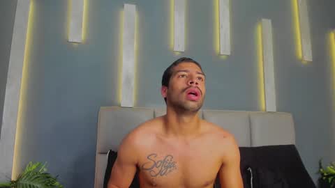 Snapshot of mikepark_ chatting on October 27, 2025, 11:03 am MIKE PARK online show from October 27, 2025, 11:03 am