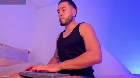 Snapshot of mikesantoss1 chatting on November 18, 2025, 1:33 am Mike online show from November 18, 2025, 1:33 am