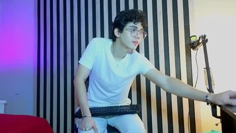 Snapshot of mikevoss_ chatting on May 17, 2026, 4:47 pm Mike online show from May 17, 2026, 4:47 pm