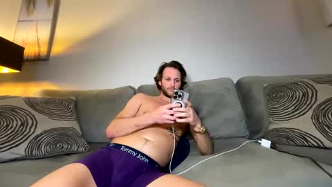 Snapshot of mikeywhite123 chatting on February 26, 2025, 4:58 am mikeywhite123 online show from February 26, 2025, 4:58 am