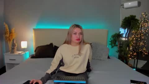 Snapshot of mikkishows chatting on February 28, 2025, 8:07 pm MikkiShows online show from February 28, 2025, 8:07 pm