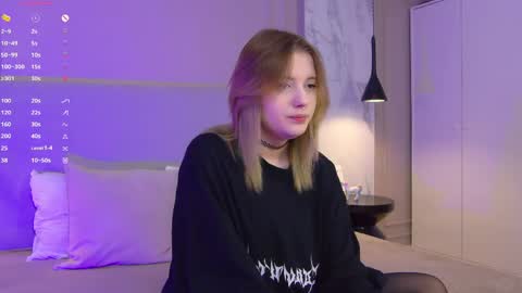 mila_blum online show from May 4, 2026, 4:47 pm