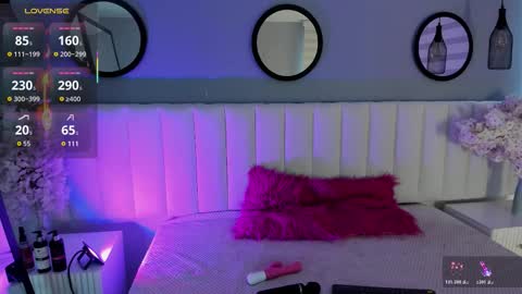 mila_hank online show from December 1, 2025, 12:21 pm