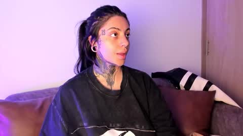     online show from October 26, 2025, 5:52 pm