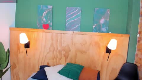 Mila and samy online show from October 20, 2025, 11:54 am