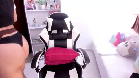 Snapshot of mila_violet chatting on October 30, 2025, 8:09 pm Mila online show from October 30, 2025, 8:09 pm