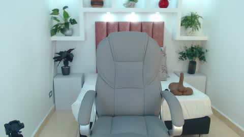 Snapshot of milaa_star chatting on February 6, 2026, 4:17 am milaa_star online show from February 6, 2026, 4:17 am