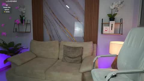 Snapshot of milacrave chatting on October 13, 2025, 11:32 am milacrave online show from October 13, 2025, 11:32 am