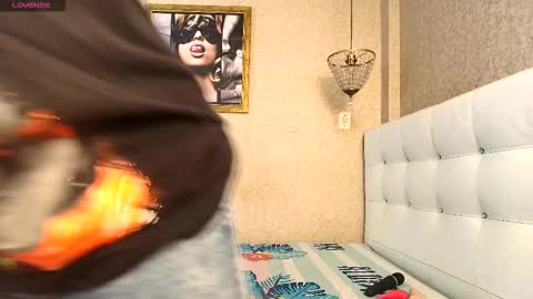 miladiosa online show from December 17, 2025, 12:11 pm