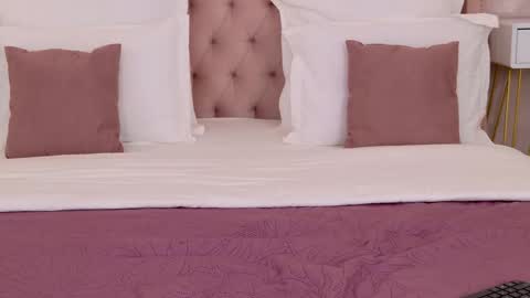 milaleoneli online show from November 5, 2025, 3:34 pm