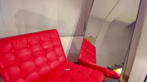 Snapshot of milan_roux chatting on January 4, 2025, 8:17 am Milane online show from January 4, 2025, 8:17 am