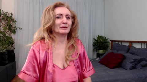 Mila online show from December 14, 2025, 2:44 pm