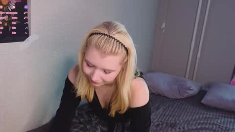 Snapshot of mildredbain chatting on September 17, 2025, 4:03 am Mila online show from September 17, 2025, 4:03 am