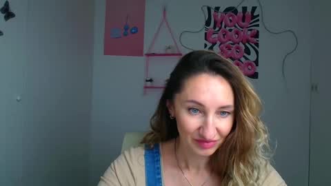 Snapshot of milena_sunny_ chatting on December 22, 2025, 6:43 am Milena online show from December 22, 2025, 6:43 am