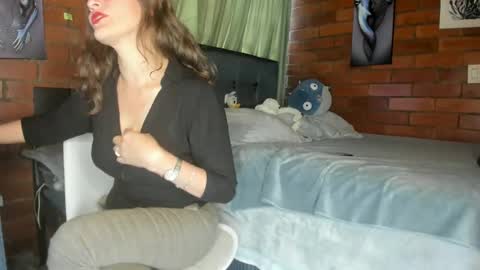 Snapshot of milf_darling chatting on March 7, 2025, 9:38 pm Victoria online show from March 7, 2025, 9:38 pm