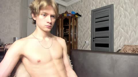 Snapshot of milkiwy chatting on April 8, 2026, 10:32 pm Isaac online show from April 8, 2026, 10:32 pm
