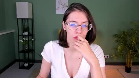 Snapshot of milky_jenny chatting on June 18, 2026, 4:35 am Eva online show from June 18, 2026, 4:35 am