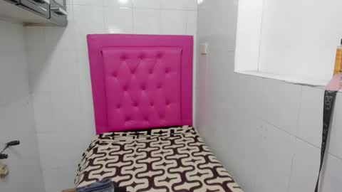 Snapshot of milkyway_18 chatting on January 18, 2026, 2:43 pm milkyway_18 online show from January 18, 2026, 2:43 pm