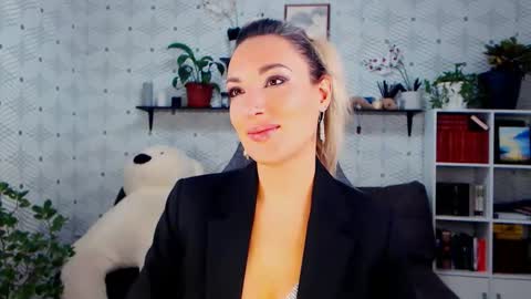 MillaXQueen online show from November 21, 2025, 2:05 pm