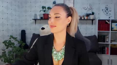 MillaXQueen online show from May 15, 2026, 3:19 pm
