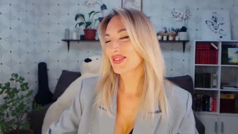 MillaXQueen online show from June 6, 2026, 2:44 pm