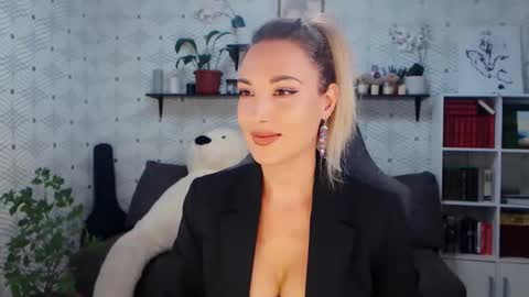 MillaXQueen online show from June 7, 2026, 10:08 am