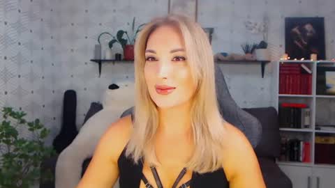 MillaXQueen online show from July 28, 2026, 12:01 pm