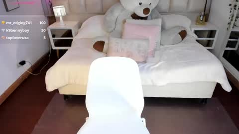 Snapshot of milly_white chatting on April 28, 2026, 2:27 am Milena online show from April 28, 2026, 2:27 am