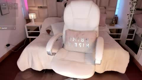 Snapshot of milly_white chatting on May 26, 2026, 10:50 pm Milena online show from May 26, 2026, 10:50 pm