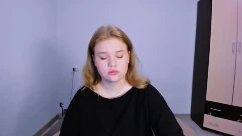 hi Im Mina  online show from November 24, 2025, 1:49 am