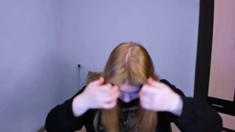 hi Im Mina  online show from November 27, 2025, 1:51 am