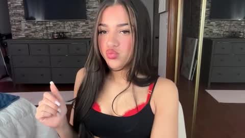 Snapshot of minahoneyy38 chatting on February 5, 2026, 1:27 pm Mina online show from February 5, 2026, 1:27 pm