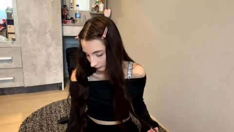Snapshot of minhblomme chatting on October 9, 2025, 5:27 am Emilia online show from October 9, 2025, 5:27 am